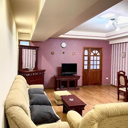 Apartments Emili เยเรวาน ภายนอก รูปภาพ