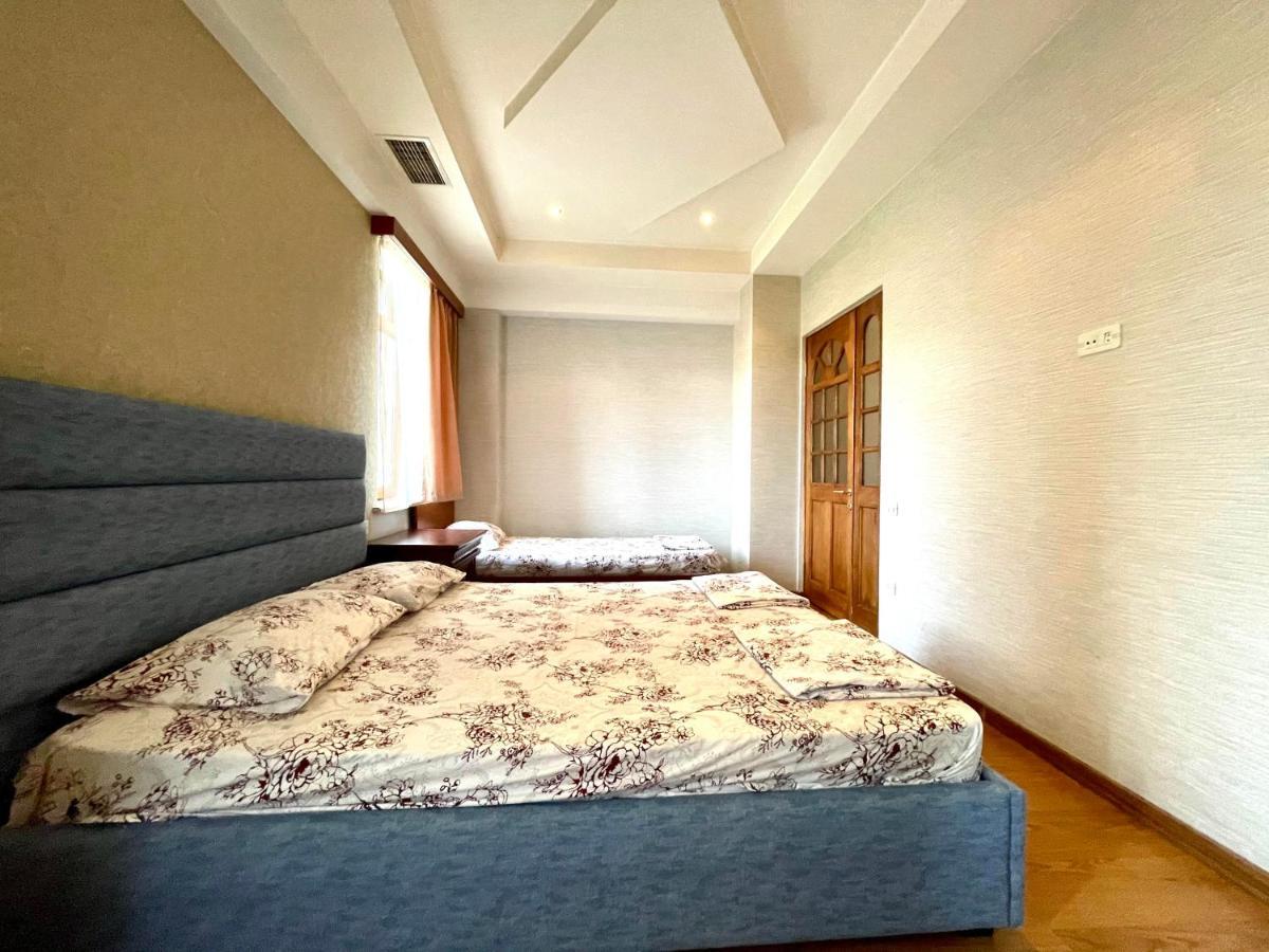 Apartments Emili เยเรวาน ภายนอก รูปภาพ