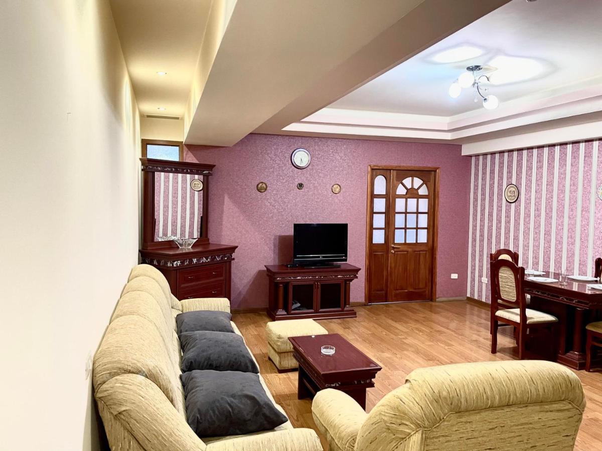 Apartments Emili เยเรวาน ภายนอก รูปภาพ