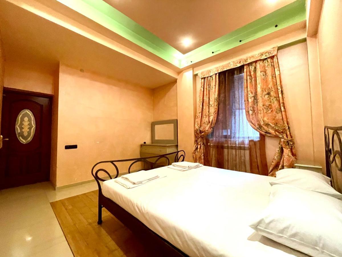 Apartments Emili เยเรวาน ภายนอก รูปภาพ