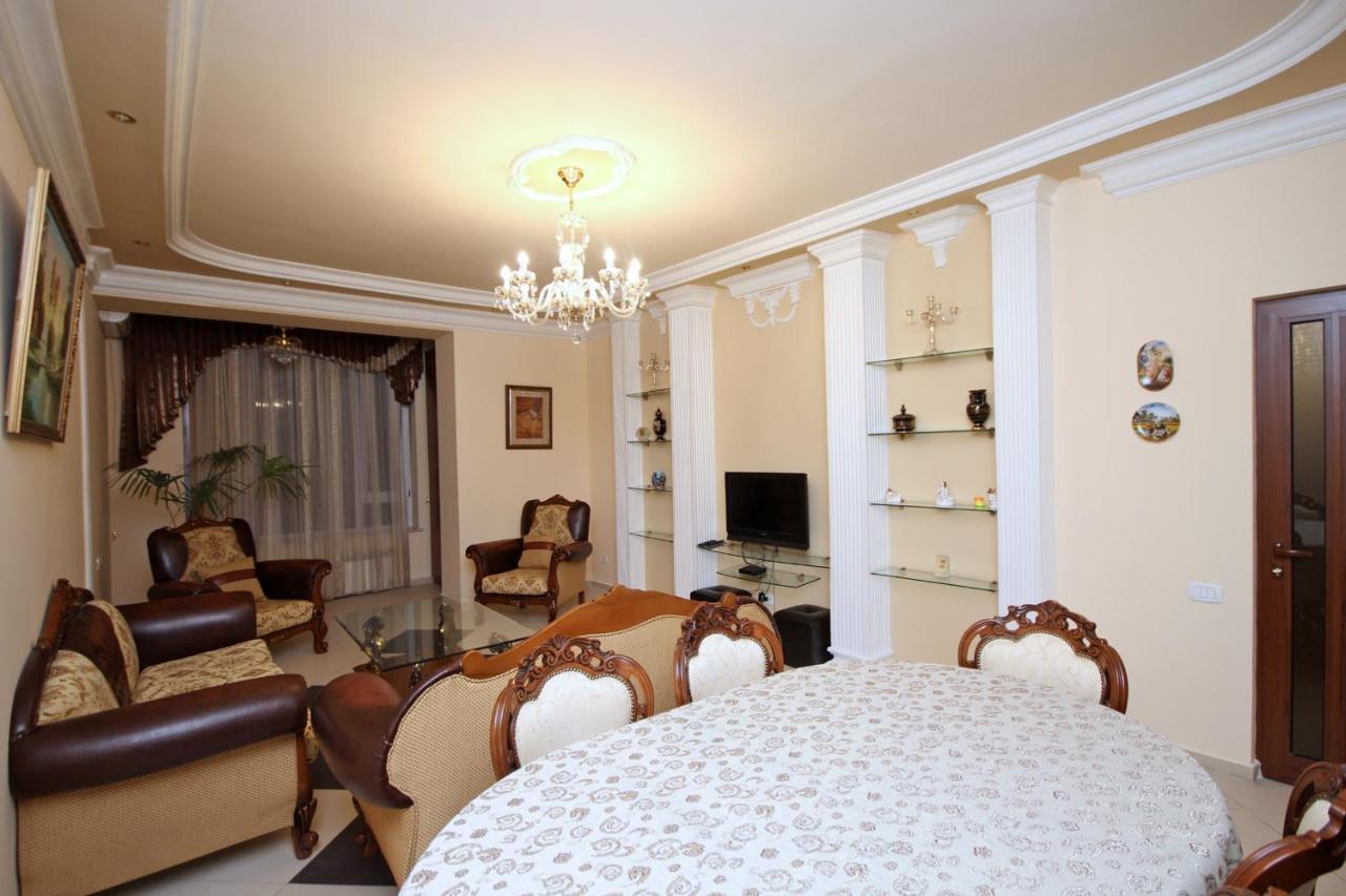 Apartments Emili เยเรวาน ภายนอก รูปภาพ