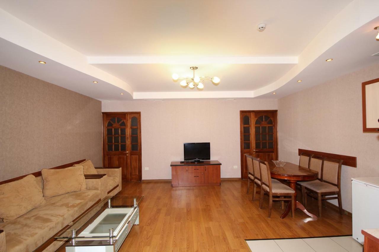 Apartments Emili เยเรวาน ภายนอก รูปภาพ