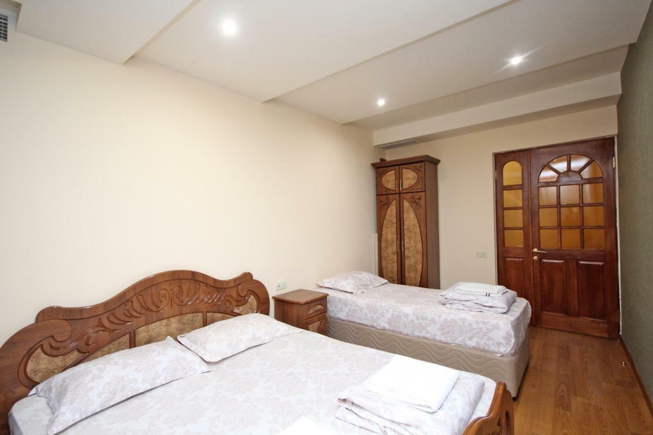 Apartments Emili เยเรวาน ภายนอก รูปภาพ