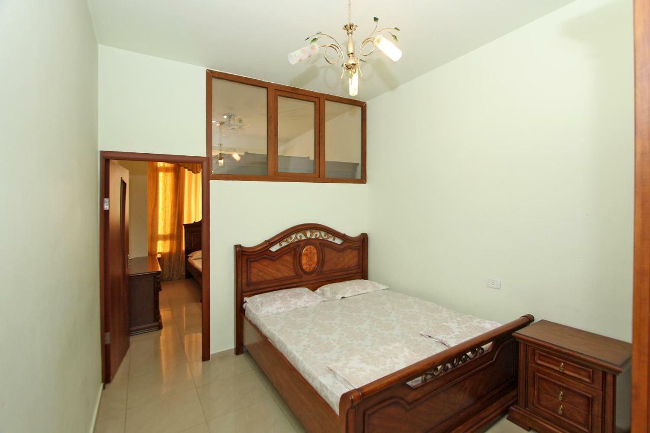Apartments Emili เยเรวาน ภายนอก รูปภาพ