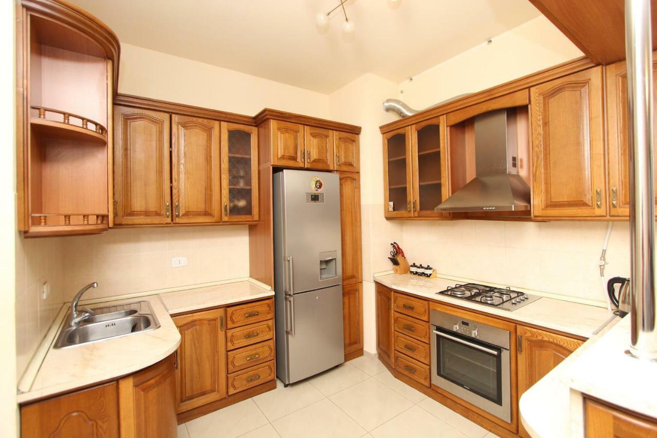 Apartments Emili เยเรวาน ภายนอก รูปภาพ