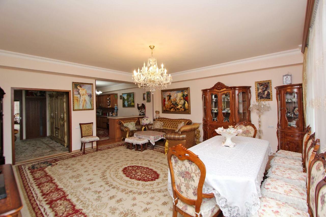 Apartments Emili เยเรวาน ภายนอก รูปภาพ