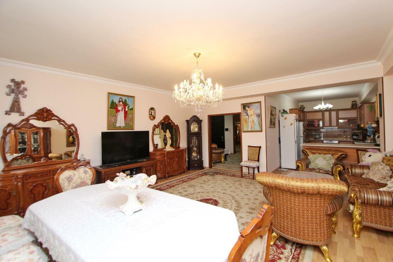 Apartments Emili เยเรวาน ภายนอก รูปภาพ